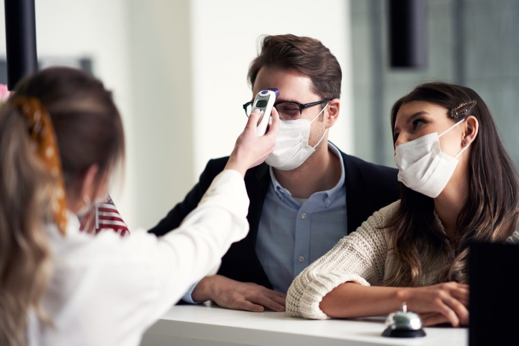 Pareja de adultos con mascarillas
